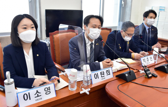 (왼쪽부터) 민주당 이소영·이탄희·박주민·전용기 의원이 2일 국회에서 '임성근 법관 탄핵'과 관련해 기자들과 간담회를 하고 있다. 연합뉴스